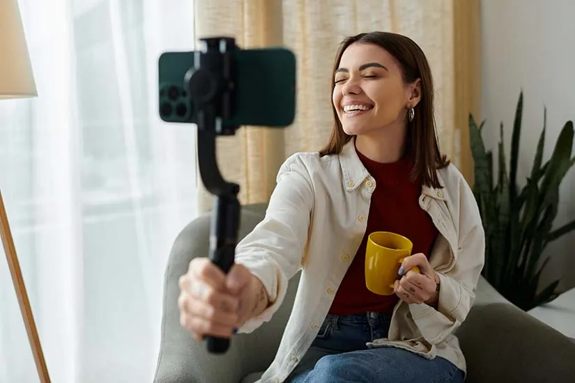 İçerik üreticisi telefonla çekim yapıyor
